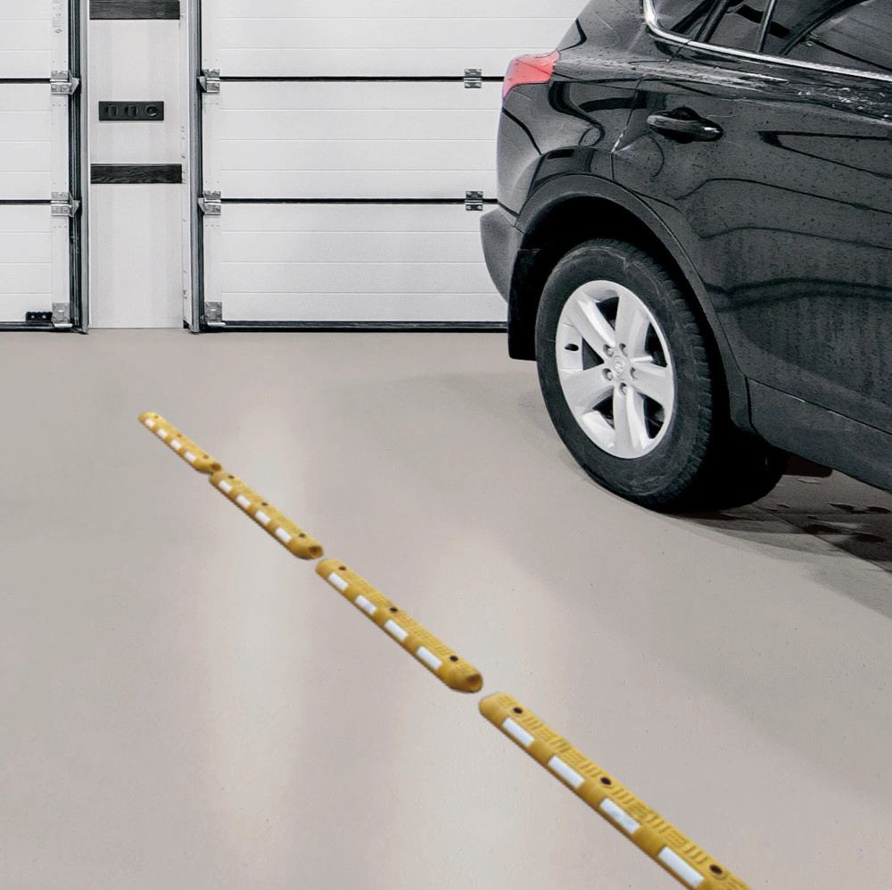 Delimitatore corsie giallo con bande rifrangenti bianche ambientato