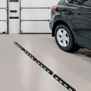 Delimitatore corsie nero con bande rifrangenti bianche ambientato