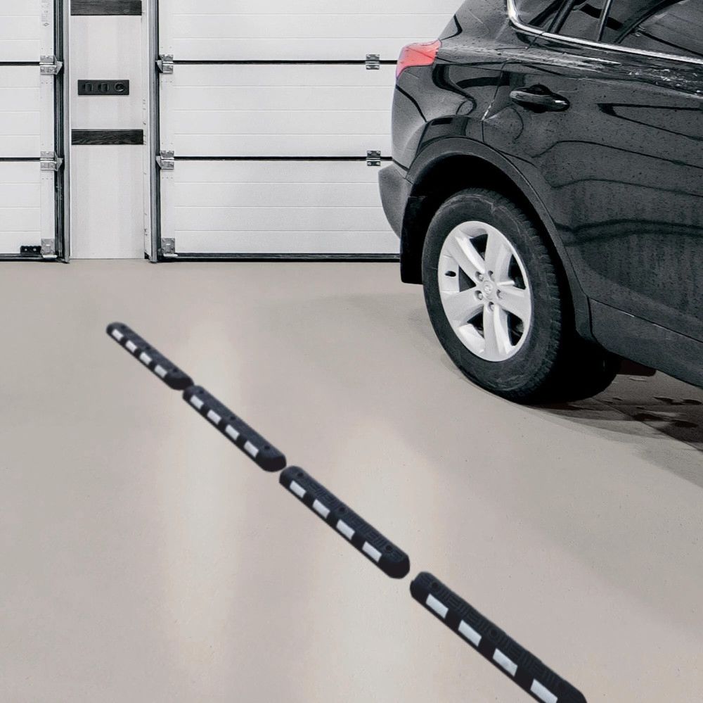 Delimitatore corsie nero con bande rifrangenti bianche ambientato