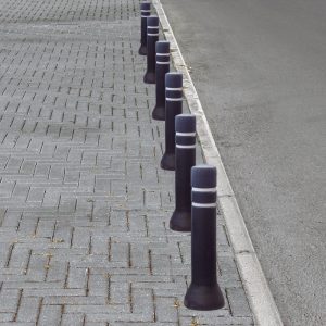 Dissuasore antitraumatico di parcheggio in gomma riciclata e con due fasce retroriflettenti ambientato