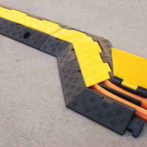 Dosso passacavi due canali completo di angolare ambientato