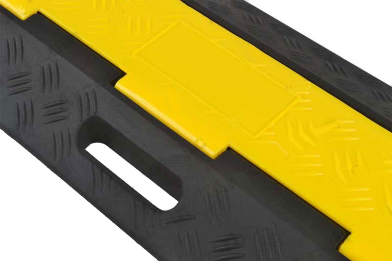 Dosso passacavi due canali dettaglio maniglia