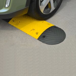 Dosso rallentatore di velocita fino a 10 km h altezza 7 cm ambientato