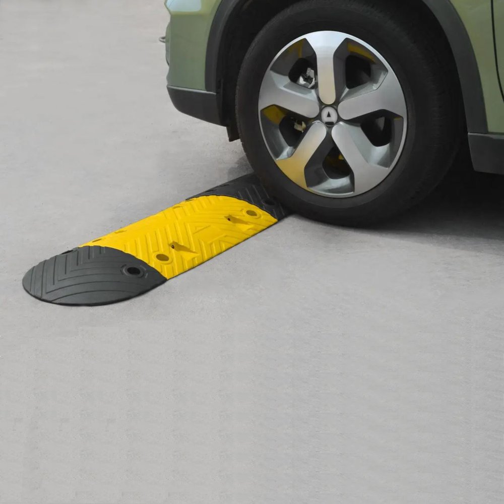 Dosso rallentatore di velocita fino a 20 km h altezza 5 cm ambientato 1