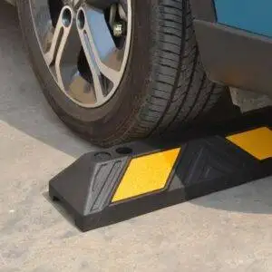 Fermaruota in gomma per parcheggio ambientato