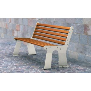 Panchina bicolore con schienale da esterno seduta marrone e laterale grigio silver ambientata