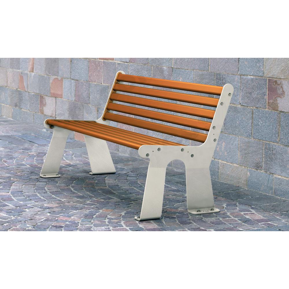 Panchina bicolore con schienale da esterno seduta marrone e laterale grigio silver ambientata