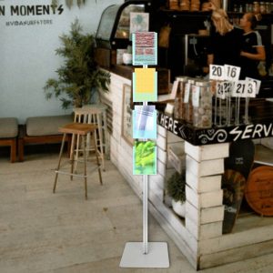 Espositore portadepliant e portacataloghi con tasche A5 ambientato monofacciale bifacciale