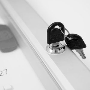 Bacheca da interno porta chiavi con ganci numerati fondo magnetico apertura a libro dettaglio