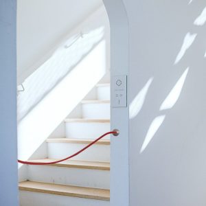 Piastra ricevente a muro per cordone colonnina segnapercorso telescopica ambientata