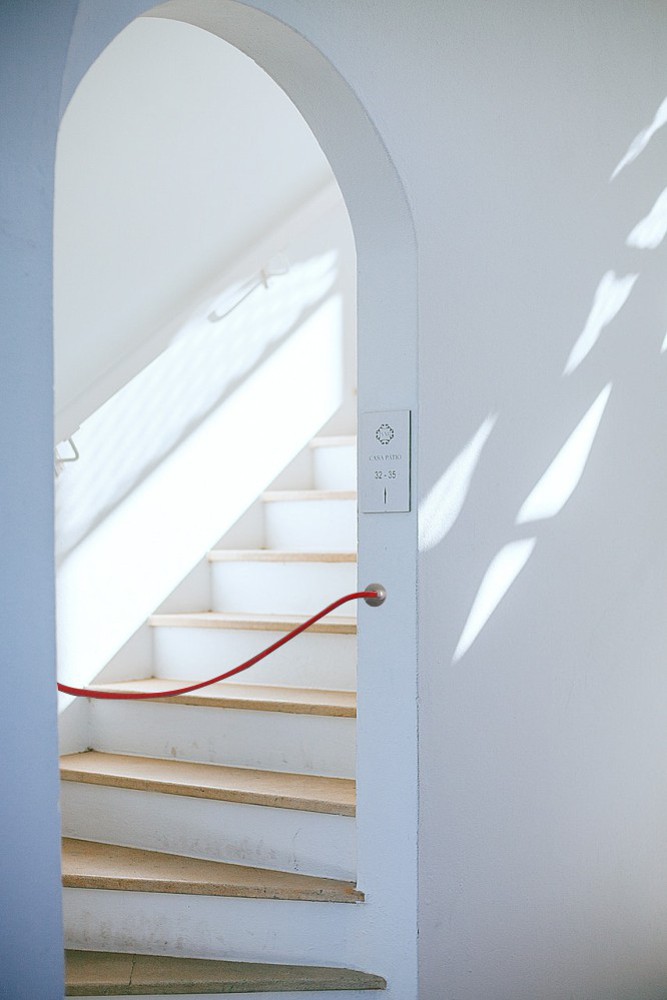 Piastra ricevente a muro per cordone colonnina segnapercorso telescopica ambientata