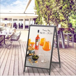 Cavalletto bifacciale in metallo per pannelli rigidi ambientato