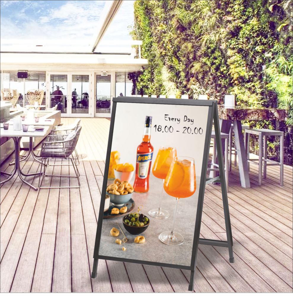 Cavalletto bifacciale in metallo per pannelli rigidi ambientato