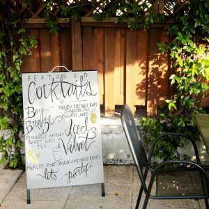 Cavalletto bifacciale magnetico bianco in metallo con maniglia per trasporto ambientato