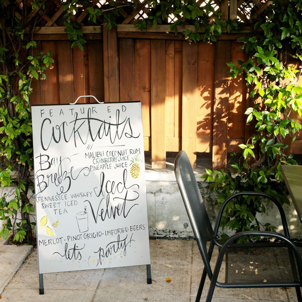 Cavalletto bifacciale magnetico bianco in metallo con maniglia per trasporto ambientato