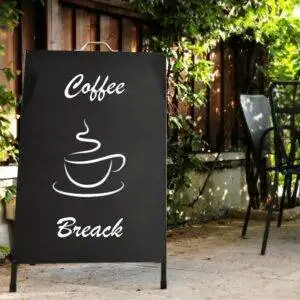 Cavalletto bifacciale magnetico nero in metallo con maniglia per trasporto ambientato