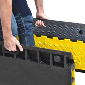 Dosso passacavi tre canali dettaglio trasporto