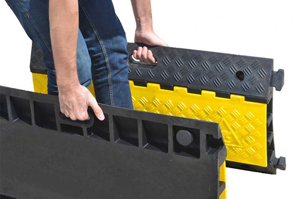 Dosso passacavi tre canali dettaglio trasporto