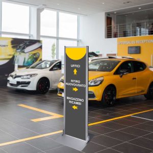 Mini totem flat 30x100 completo di stampa bifacciale a colori ambientato