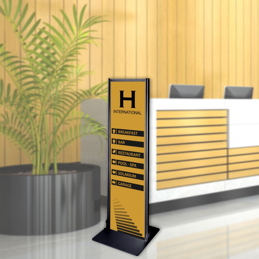 Mini totem flat 30x100 nero completo di stampa bifacciale a colori ambientato