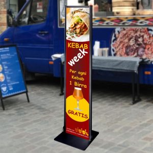 Mini totem flat 30x150 nero completo di stampa bifacciale a colori ambientato