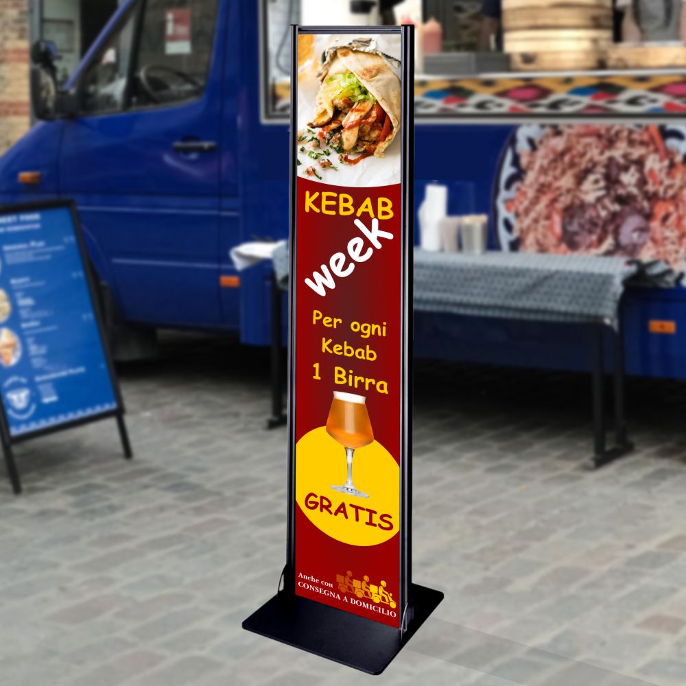 Mini totem flat 30x150 nero completo di stampa bifacciale a colori ambientato