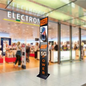 Mini totem flat 30x185 nero completo di stampa bifacciale a colori ambientato