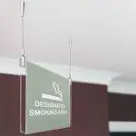 Targa sospesa con tasca in plexi trasparente per grafica intercambiabile distanziali clip di chiusura