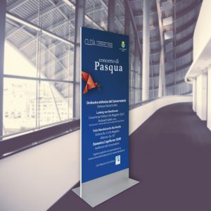 Totem bifacciale ultrapiatto 90x190 con base a L in metallo stampa inclusa ambientato