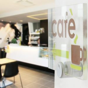 Targhe in acrilico trasparente senza fori per distanziali disponibile in vari formati 4