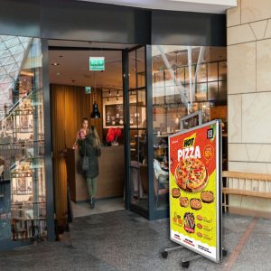 Cavalletto pubblicitario trolley70x100 ambientato