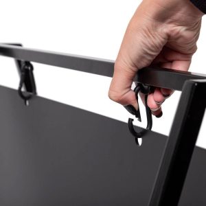 Lavagna a cavalletto con attacco basculante dettaglio moschettoni