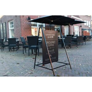 Lavagna a cavalletto con attacco basculante ambientato