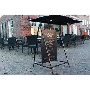 Lavagna a cavalletto con attacco basculante ambientato