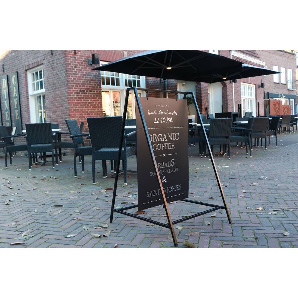 Lavagna a cavalletto con attacco basculante ambientato