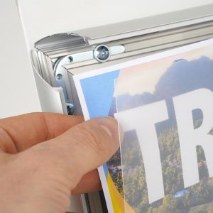 Leggio da pavimento in metallo bianco con una cornice a scatto e tasca porta depliant formato A4 con base a L dettaglio 2