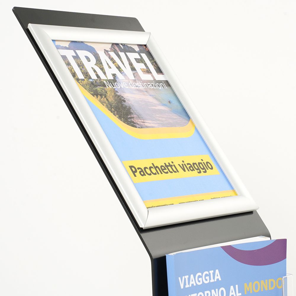 Leggio da pavimento in metallo nero con una cornice a scatto e tasca porta depliant formato A4 con base a L 2