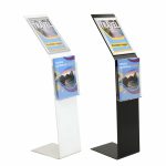 Leggio da pavimento in metallo con una cornice a scatto e tasca porta depliant formato A4 con base a L disponibile bianco e nero