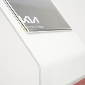 Support de sol en métal BLANC avec deux pochettes A4 et base en L – Image 4