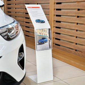 Leggio pavimento metallo bianco una tasca porta avvisi e portadepliant A4 base L ambientato