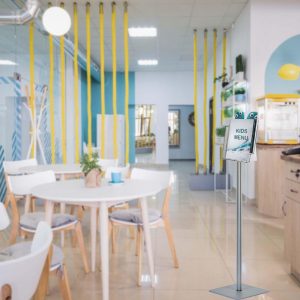 Portadepliant a piantana 2 tasche A4 serie quadra ambientato