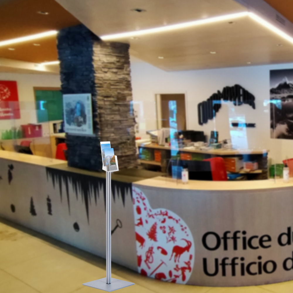 Portadepliant a piantana 2 tasche 1 3 A4 serie quadra ambientato