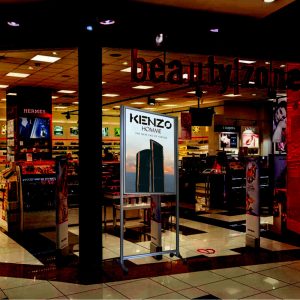 Espositore con cornice a scatto 70x100 bifacciale luminosa ambientata