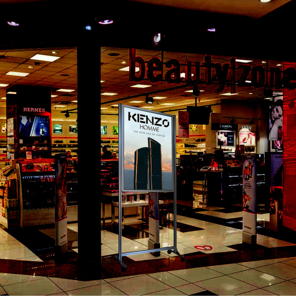 Espositore con cornice a scatto 70x100 bifacciale luminosa ambientata