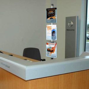 Porta cataloghi da parete con 3 tasche A4 trasparenti ambientato