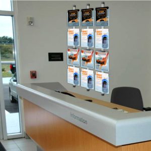 Porta cataloghi da parete con 4 tasche A4 trasparenti ambientato