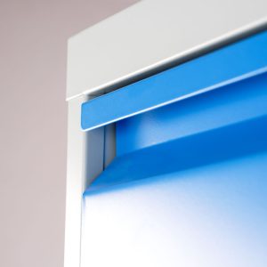 Commode de classement avec tiroirs bleus avec serrure, détail d'angle en métal