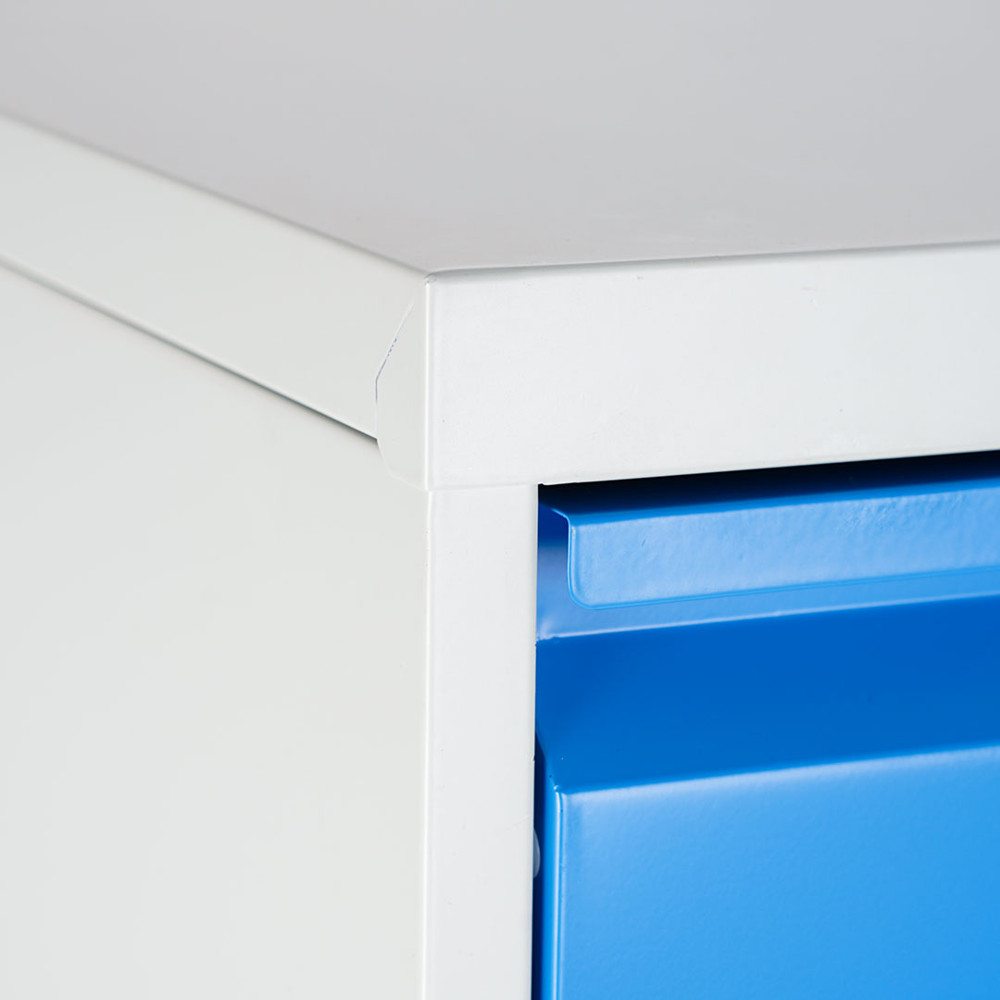 Commode de classement avec tiroirs bleus avec serrure, détail d'angle en métal