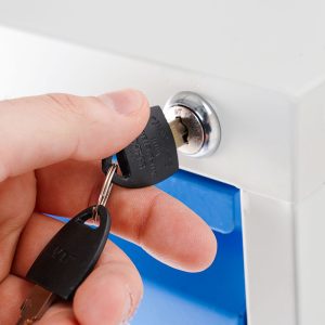 Commode de classement avec tiroirs bleus et détail de serrure