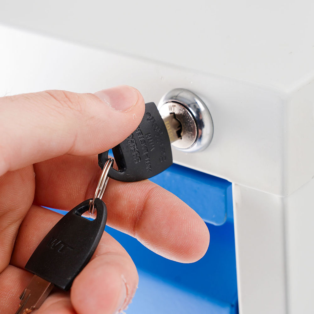 Commode de classement avec tiroirs bleus et détail de serrure